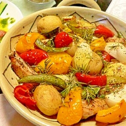 オーブンで焼くだけ簡単！鶏手羽肉と野菜のハーブ焼き